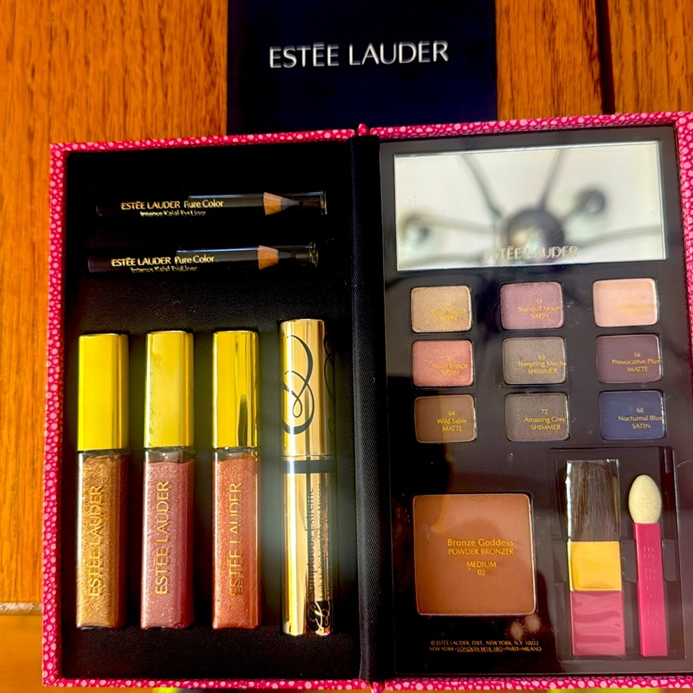 Estée Lauder makeup kit